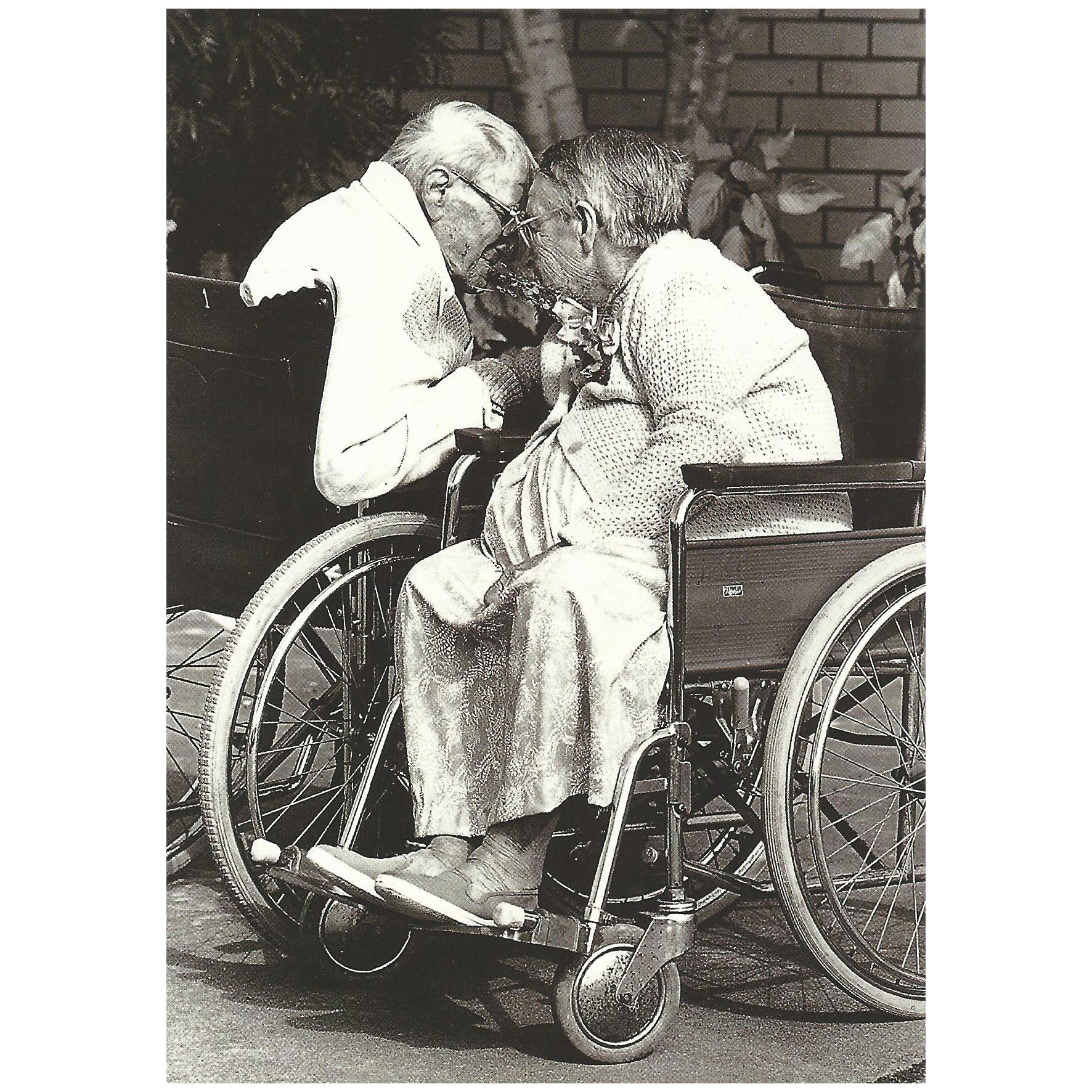 Postkaart ‘Ouderen in een rolstoel’